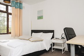 Room in Guest Room - Beautiful Big Room in Coventry