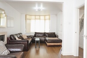 Room in Guest Room - Beautiful Large Room in Coventry