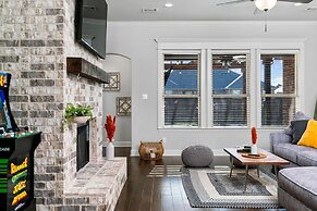 The Noble House Near Magnolia with Pool