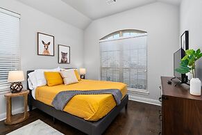 The Noble House Near Magnolia with Pool