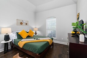 The Noble House Near Magnolia with Pool