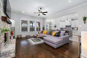 The Noble House Near Magnolia with Pool