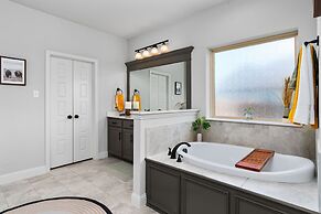 The Noble House Near Magnolia with Pool