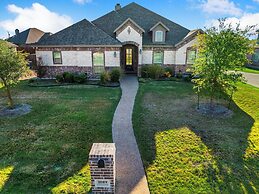 The Noble House Near Magnolia with Pool