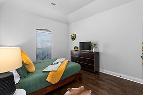 The Noble House Near Magnolia with Pool