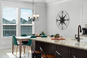 The Noble House Near Magnolia with Pool