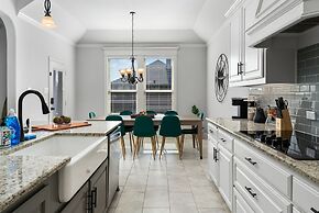 The Noble House Near Magnolia with Pool