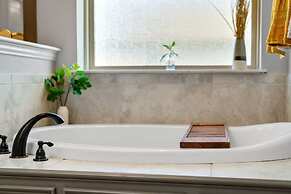 The Noble House Near Magnolia with Pool