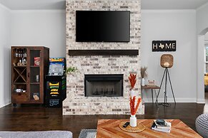 The Noble House Near Magnolia with Pool