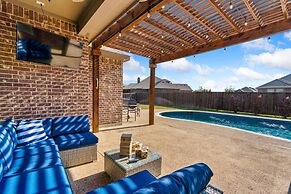 The Noble House Near Magnolia with Pool