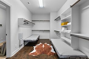 The Noble House Near Magnolia with Pool