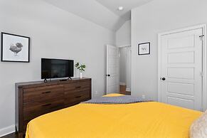 The Noble House Near Magnolia with Pool