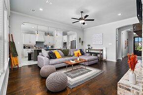 The Noble House Near Magnolia with Pool