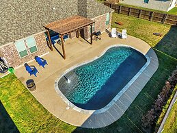 The Noble House Near Magnolia with Pool