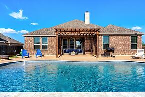 The Noble House Near Magnolia with Pool