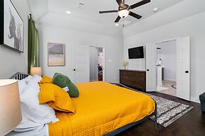 The Noble House Near Magnolia with Pool