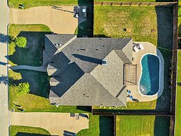 The Noble House Near Magnolia with Pool