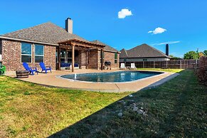 The Noble House Near Magnolia with Pool