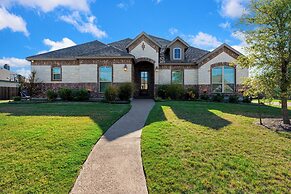 The Noble House Near Magnolia with Pool