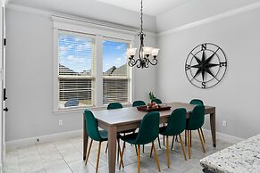 The Noble House Near Magnolia with Pool