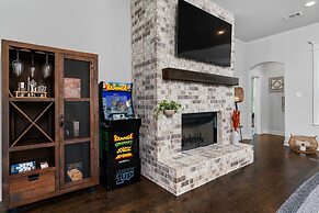 The Noble House Near Magnolia with Pool