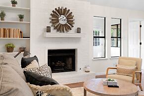 Charming & Bright W Lounging Pool