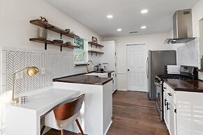 Charming & Bright W Lounging Pool