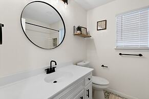 Charming & Bright W Lounging Pool