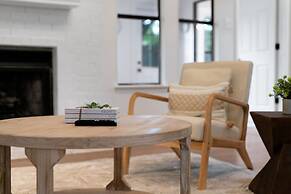 Charming & Bright W Lounging Pool