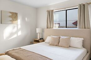 Charming & Bright W Lounging Pool