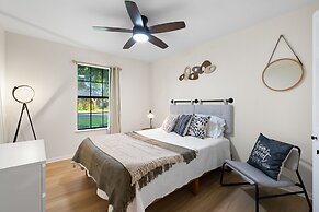 Charming & Bright W Lounging Pool