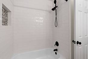 Charming & Bright W Lounging Pool