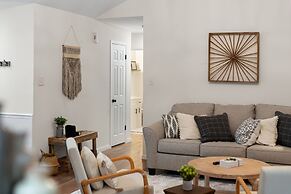 Charming & Bright W Lounging Pool