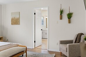 Charming & Bright W Lounging Pool