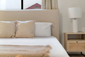 Charming & Bright W Lounging Pool