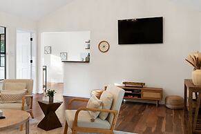 Charming & Bright W Lounging Pool