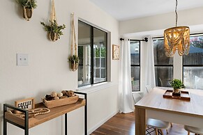 Charming & Bright W Lounging Pool