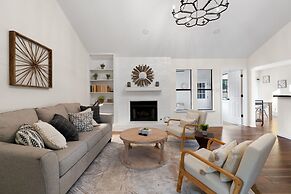 Charming & Bright W Lounging Pool