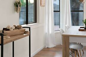 Charming & Bright W Lounging Pool