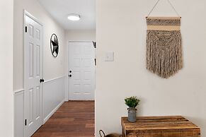 Charming & Bright W Lounging Pool