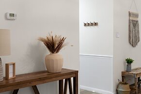 Charming & Bright W Lounging Pool