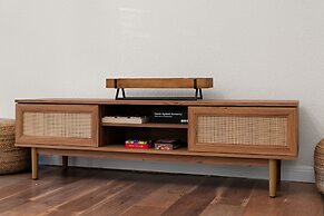 Charming & Bright W Lounging Pool