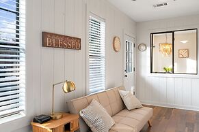 Charming & Bright W Lounging Pool