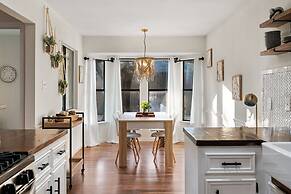 Charming & Bright W Lounging Pool