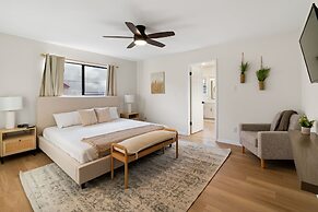 Charming & Bright W Lounging Pool