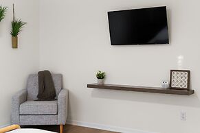 Charming & Bright W Lounging Pool