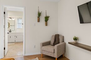 Charming & Bright W Lounging Pool