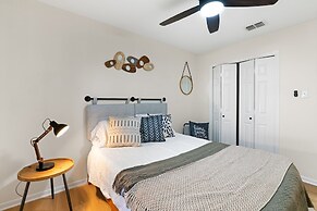 Charming & Bright W Lounging Pool