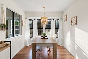 Charming & Bright W Lounging Pool