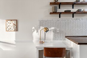 Charming & Bright W Lounging Pool